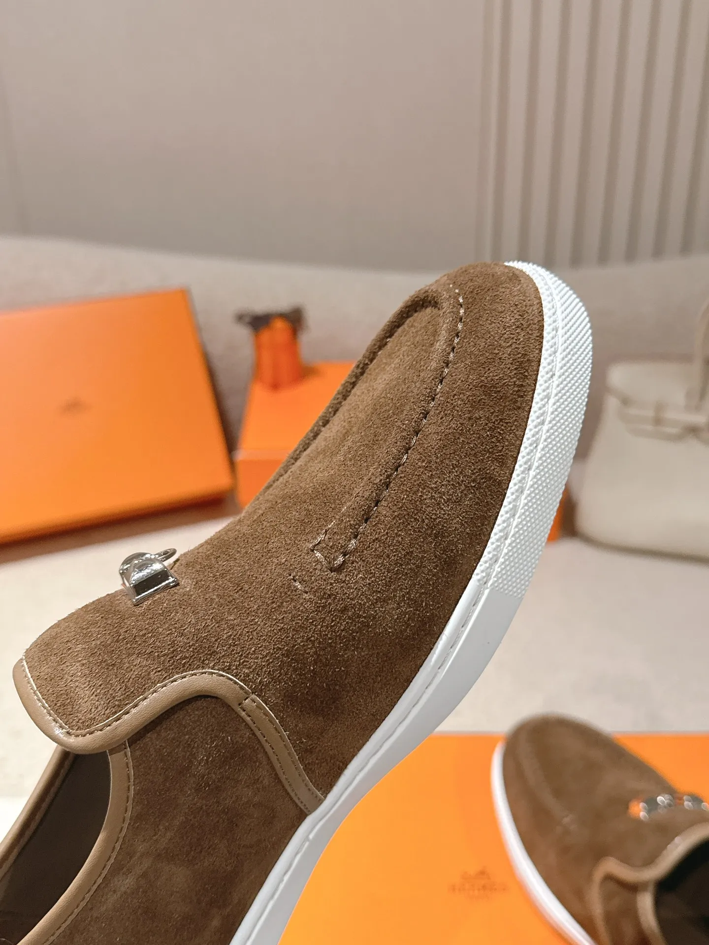 Men's Men's Shoes 600💰 Hermes# Couple Studded Loafers Calfskin and suede goatskin lace-up free sneakers with signature "H" detail. The design is simple and smooth, creating a fashionable urban look. It is comfortable and versatile. H family classics are not outdated, and the delivery counter is exquisitely packaged🛍📦 Fabric: Original customized imported first-layer cowhide/cow down Lining: Imported soft sheepskin Sole: Original open-molded anti-slip TPU material Size: 35-45